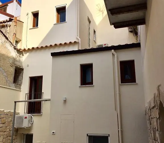 Mandralisca Garden تْشيفالو