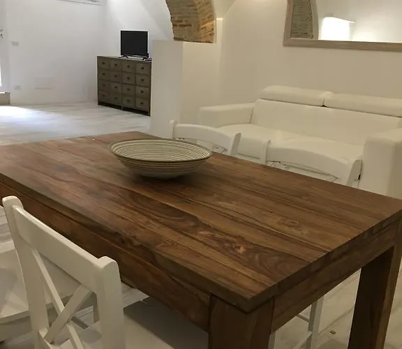 Mandralisca Garden تْشيفالو